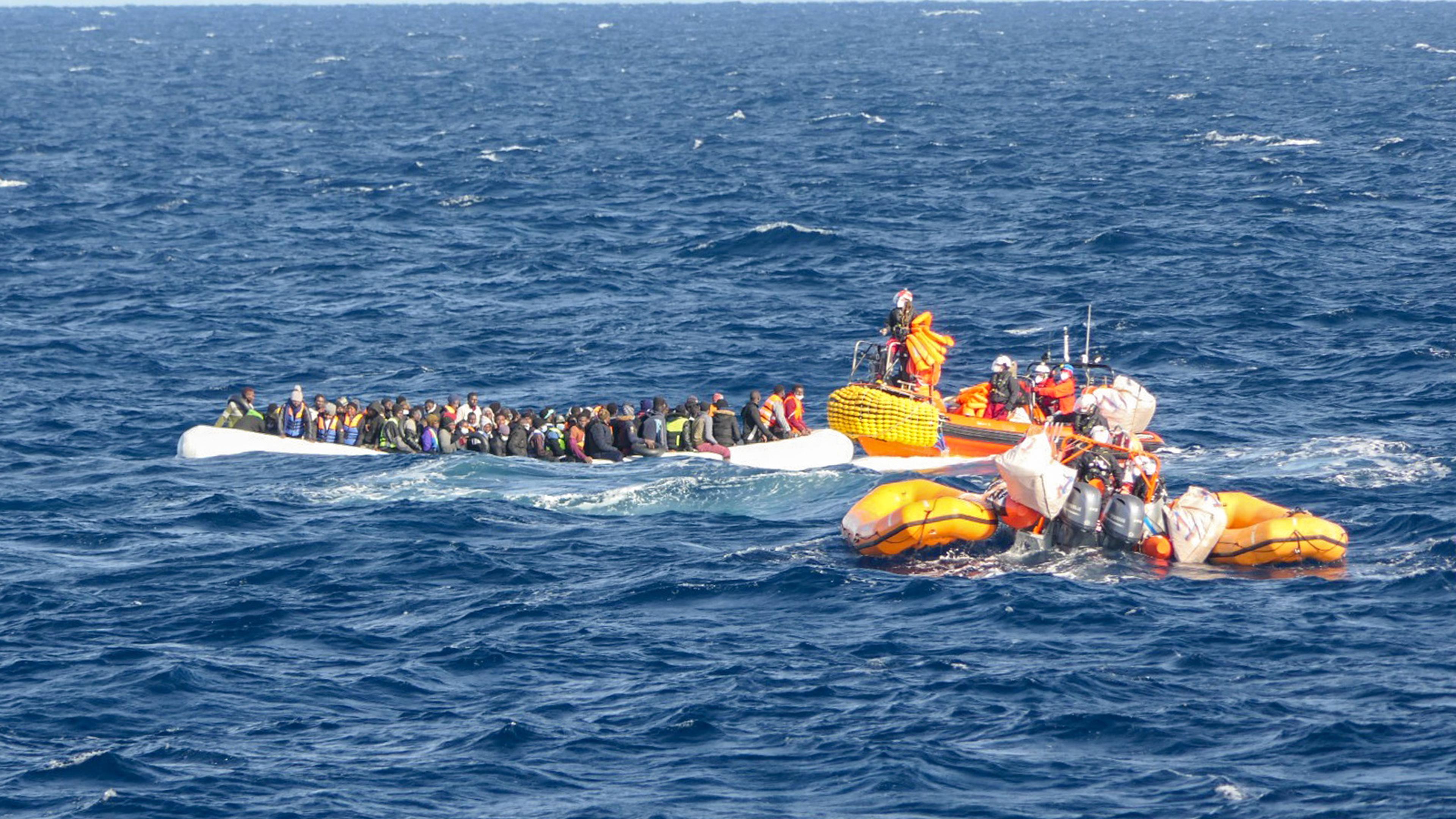 Pelo Menos Mortos Em Naufr Gio De Dois Barcos Migrantes Na